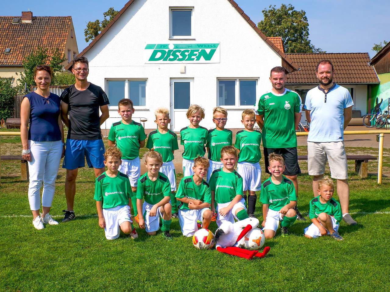 F-Junioren des SV Grün-Weiß Dissen in neuen Trikots dank Maron, Knappschaft und Niederlausitz aktuell