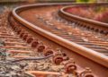 Tödlicher Unfall bei Prösen. Autofahrer umfährt geschlossene Bahnschranke