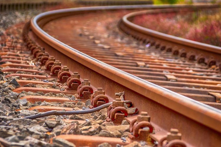 Tödlicher Unfall bei Prösen. Autofahrer umfährt geschlossene Bahnschranke