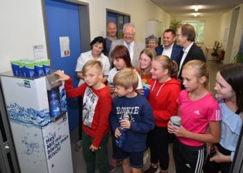 LWG spendet stationären Wasserspender an Regine-Hildebrandt-Grundschule