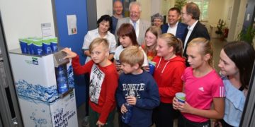LWG spendet stationären Wasserspender an Regine-Hildebrandt-Grundschule