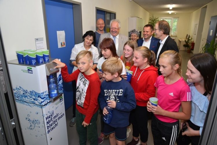 LWG spendet stationären Wasserspender an Regine-Hildebrandt-Grundschule