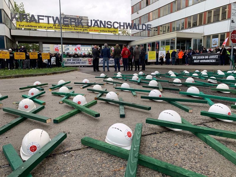 protest holzkreuze