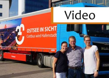 Familie Knocha vor dem neuem LKW mit Cottbuser Logo und Motiv