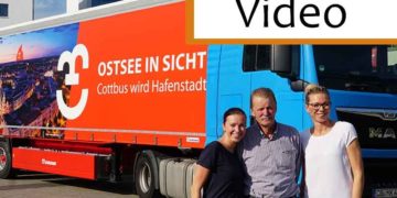 Familie Knocha vor dem neuem LKW mit Cottbuser Logo und Motiv