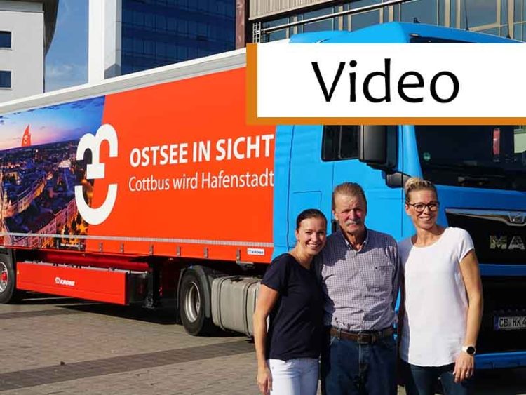 Familie Knocha vor dem neuem LKW mit Cottbuser Logo und Motiv