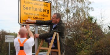 "Universitätsstadt" Senftenberg auf Ortstafeln