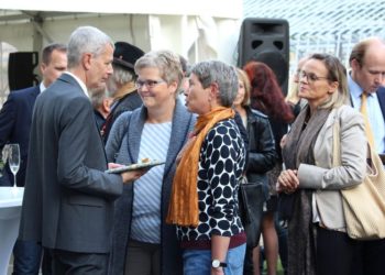 Geld statt Blumen bei Verabschiedung. 3.160 Euro für "Bücher in Cottbus"