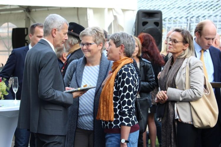 Geld statt Blumen bei Verabschiedung. 3.160 Euro für "Bücher in Cottbus"