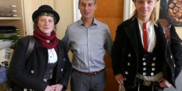 Auf der Walz: Gesellin und Geselle besuchten Eisenhüttenstädter Rathaus