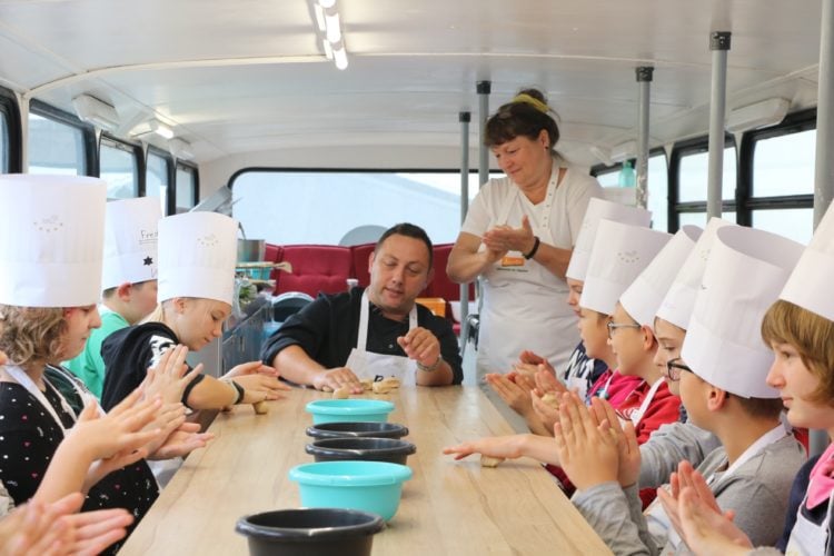 Dissenchener Grundschüler: Mit dem Backbus zum eigenen Brezel