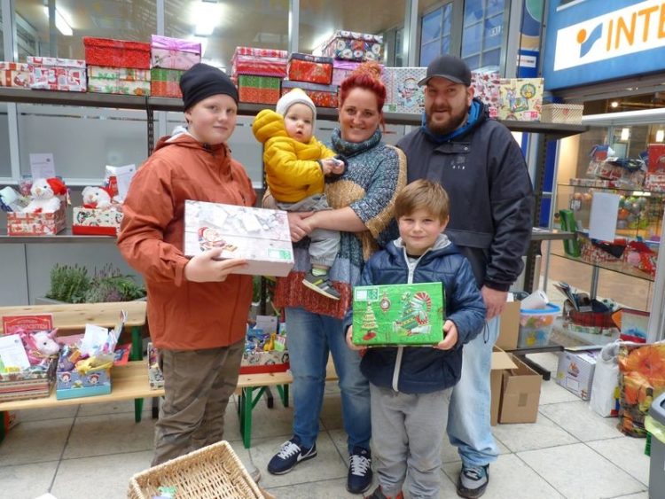 Spree Galerie Cottbus: Weihnachtspäckchen packen für Kinder in Not