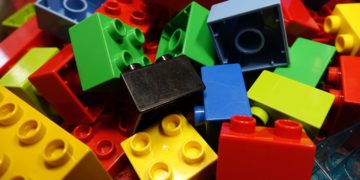 Bauen, Spielen & Gewinnen. Besucher bauen LEGO Riesenmosaik in der Spree Galerie