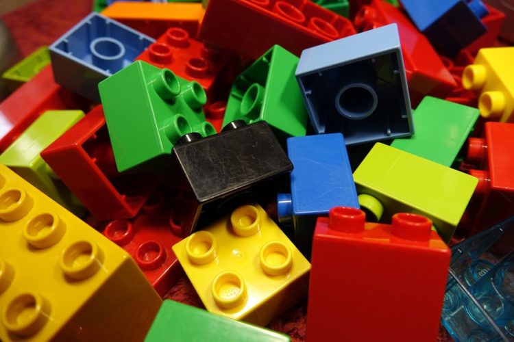 Bauen, Spielen & Gewinnen. Besucher bauen LEGO Riesenmosaik in der Spree Galerie