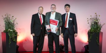 Dr. Michael Ermrich, Geschäftsführender Präsident des OSV, und Thomas Heinze, Vorstandsmitglied der Sparkasse Spree-Neiße, überreichten den Preis an Dirk Schröder, Vereinsvorsitzender des Flugplatzmuseums Cottbus e. V.