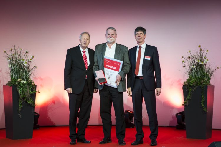 Dr. Michael Ermrich, Geschäftsführender Präsident des OSV, und Thomas Heinze, Vorstandsmitglied der Sparkasse Spree-Neiße, überreichten den Preis an Dirk Schröder, Vereinsvorsitzender des Flugplatzmuseums Cottbus e. V.