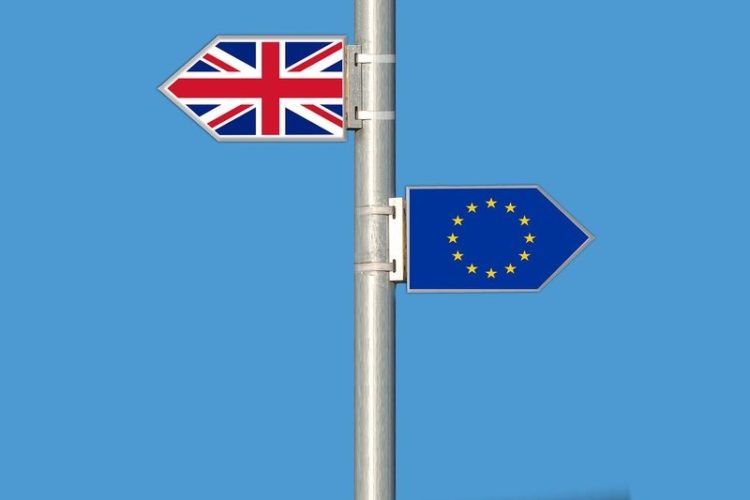 Schilder mit UK und Europa an einem Mast