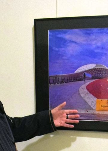 Ralf Bretzmann: "Cottbus weltweit" an einer Fußgängerbrücke in Kasachstan