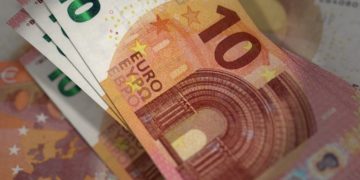 Mit falschen Zehnern bezahlt. Polizei stellt Falschgeld in Döbern sicher