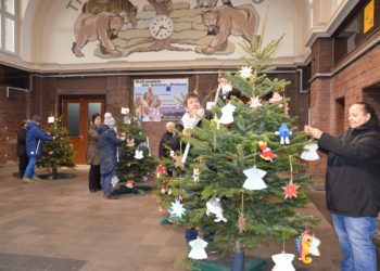 DRK Mitarbeiter beim schmücken der Bäume im Senftenberger Bahnhof