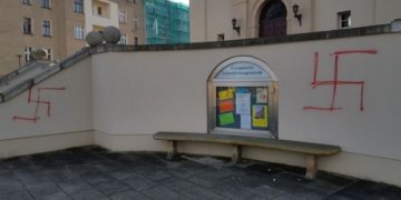 Im Februar 2017, wenige Tage nach der Gedenkveranstaltung an die Cottbuser Bombardierung am 15.02.1945 in der Lutherkirche, wurde sie mit Hakenkreuzen beschmiert.