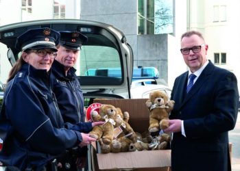 Brandenburger Polizei bekommt 2.000 neue Tröstebären für Kinder