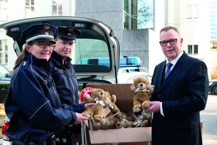 Brandenburger Polizei bekommt 2.000 neue Tröstebären für Kinder