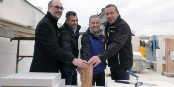 Legten den Grundsteinlegung für die Rettungswache Oppelhain v.l.n.r.: Sebastian Weiss, Werkleiter Eigenbetrieb Rettungsdienst, Georg Zörner, Ortsbürgermeister Rückersdorf, Bernd Heinke, Vorsitzender Werksausschuss Eigenbetrieb Rettungsdienst und Landrat Christian Heinrich-Jaschinski.