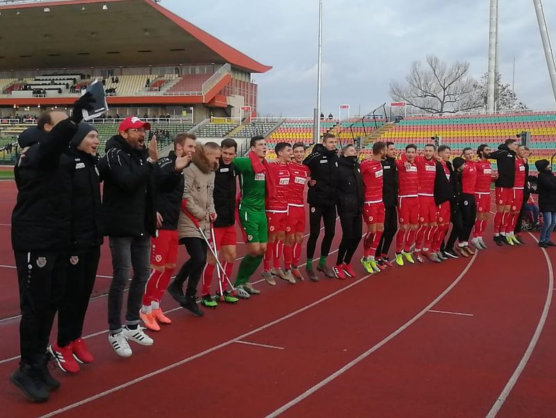 FCE-Spieler und Trainer feiern die Tabellenführung nach dem Sieg gegen die VSG Altglienicke