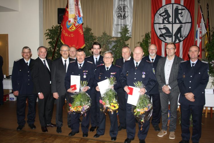 Landkreis Spree-Neiße zeichnet 111 Feuerwehrleute aus