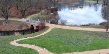Sanierte Wege um die Landpyramide im Branitzer Park wieder begehbar