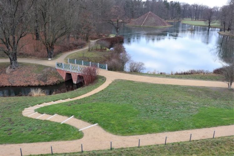 Sanierte Wege um die Landpyramide im Branitzer Park wieder begehbar
