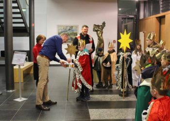 Sternsinger waren im Senftenberger Rathaus zu Gast