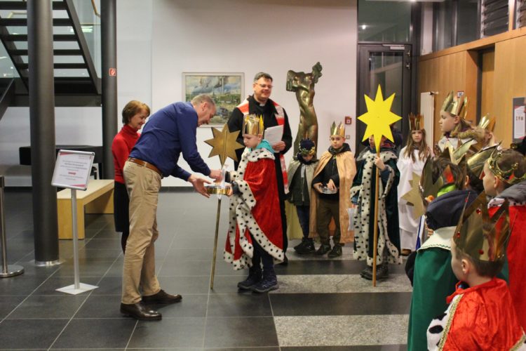 Sternsinger waren im Senftenberger Rathaus zu Gast