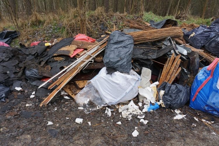 Friedersdorf: Wellasbest, Teerpappe und Bauschutt abgeladen. Polizei sucht Umweltverschmutzer