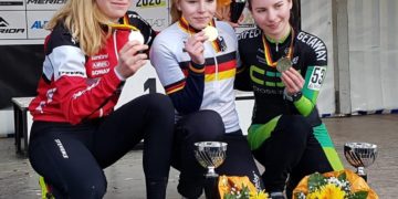 Judith Krahl (mitte) mit Emma Eydt (links, Platz 2) und Nina Küderle (rechts, Platz 3)