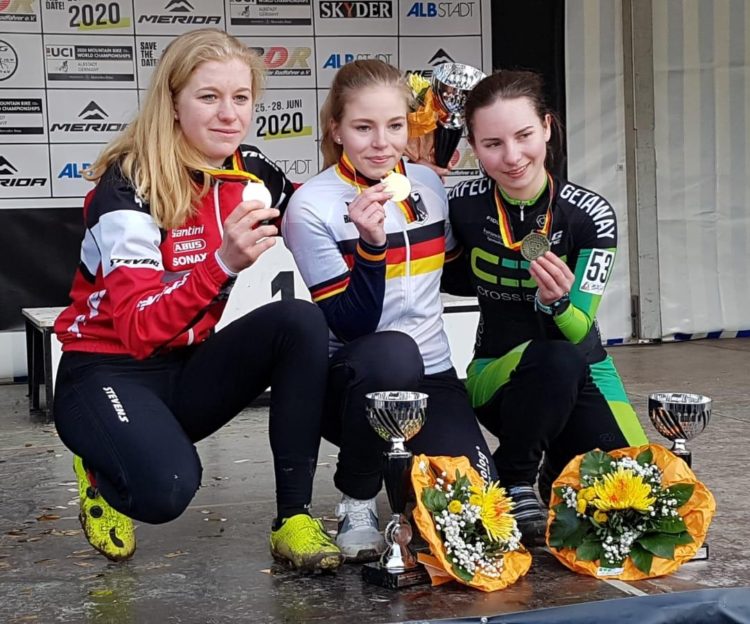 Judith Krahl (mitte) mit Emma Eydt (links, Platz 2) und Nina Küderle (rechts, Platz 3)