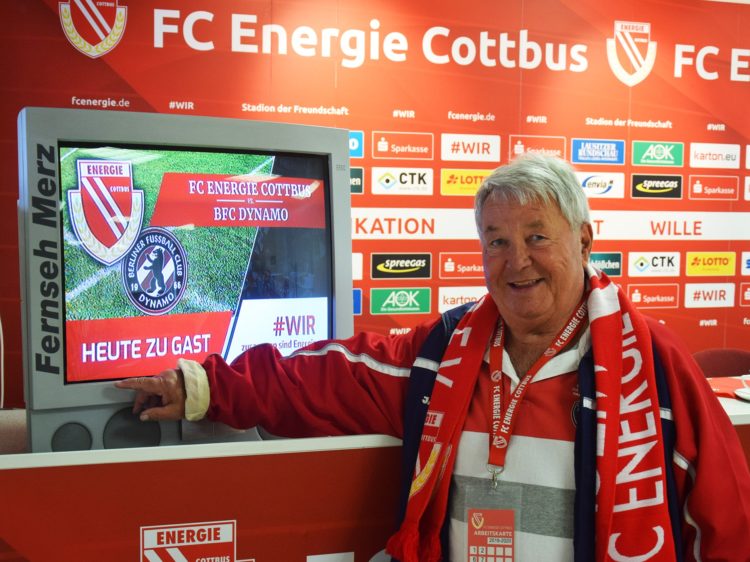 Dieter Merz im Presseraum des Statdions der Freundschaft FC Energie Cottbus