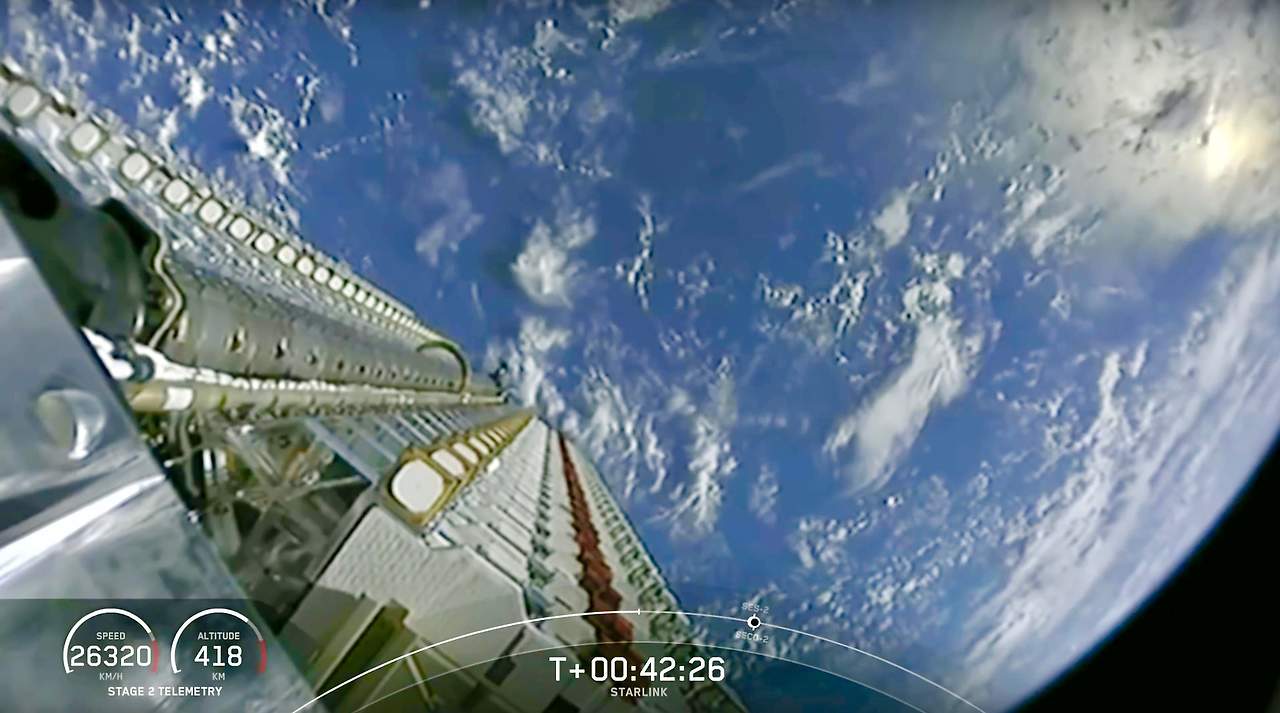 Starlinksatelliten aufgereiht kurz vor dem Absetzen im Weltall
