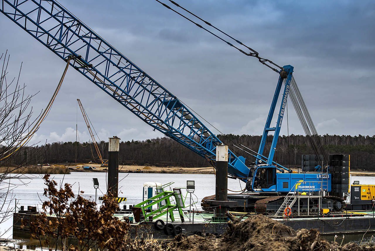 Rütteldruckverdichtung an der B96 im Knappensee; Foto: Peter Radke