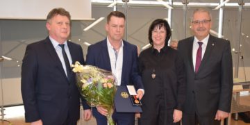 Feierliche Übergabe der Verdienstmedaille an Tafelchef Kai Noack