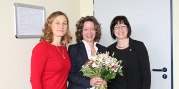 Marion Richter, Geschäftsführerin operativ, rechts Marion Dieckmann, Vorsitzende der Trägerversammlung gratulieren Eike Belle (Mitte)