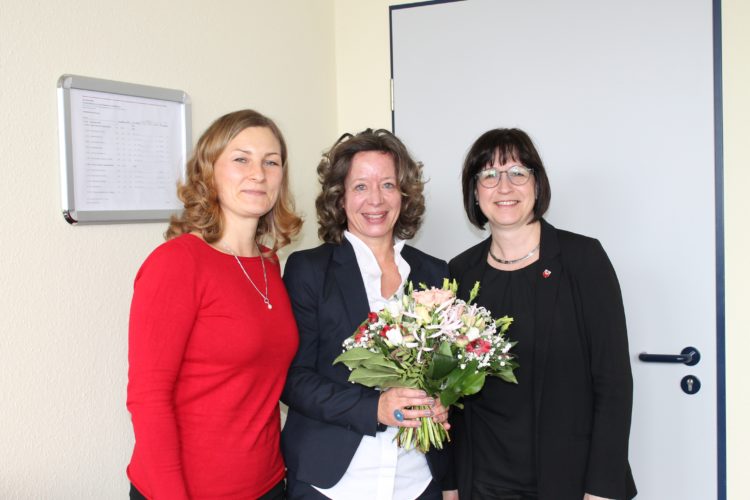 Marion Richter, Geschäftsführerin operativ, rechts Marion Dieckmann, Vorsitzende der Trägerversammlung gratulieren Eike Belle (Mitte)