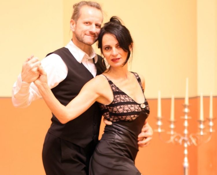 „Der Duft der Frauen“ Tangoszene wird von Tanzpaar im Spree-Neißekreis aufgebaut