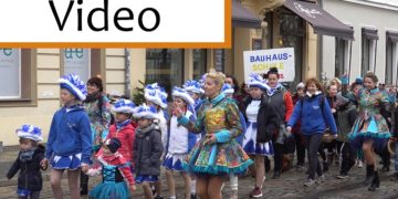 Rund 800 Jungkarnevalisten feiern "Zug der fröhlichen Kinder" in Cottbus