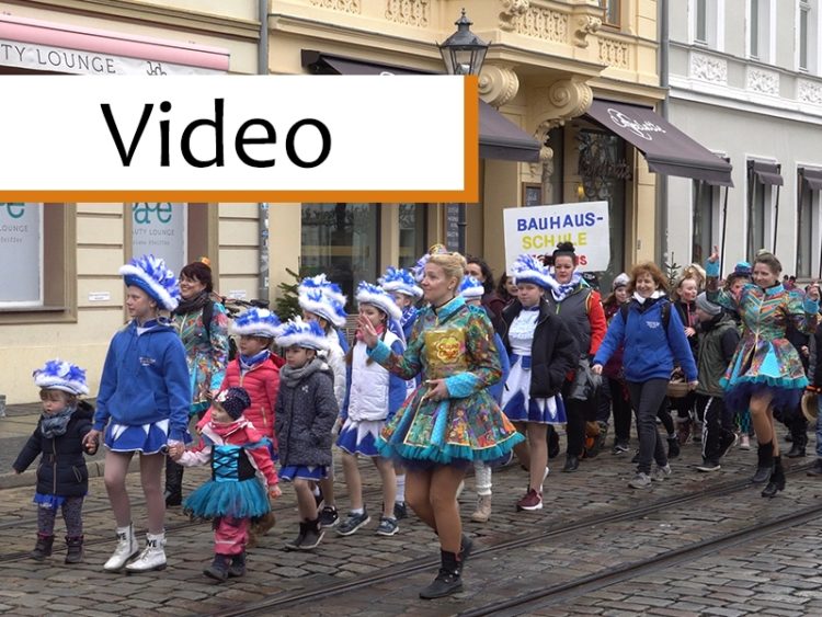 Rund 800 Jungkarnevalisten feiern "Zug der fröhlichen Kinder" in Cottbus