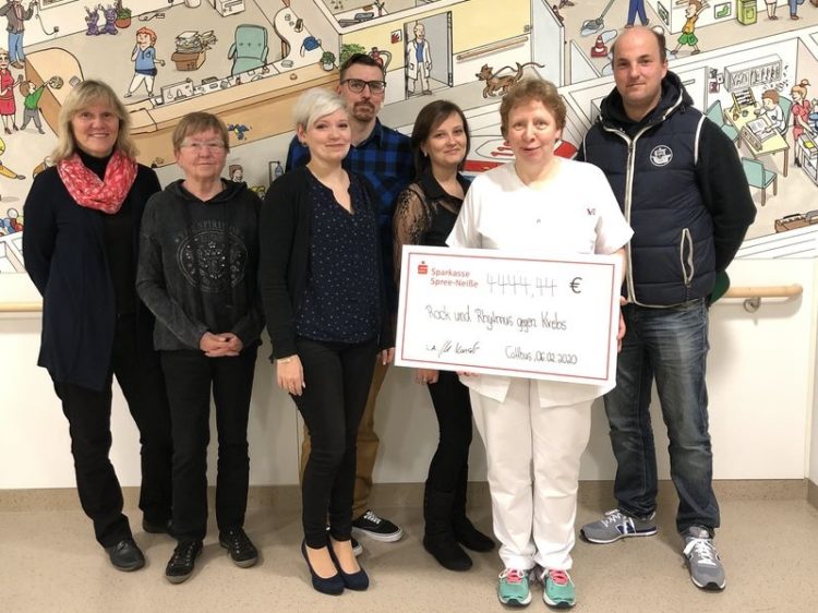 4.444,44 Euro! „Rock und Rhythmen gegen Krebs“ spenden an Cottbuser Kinderklinik