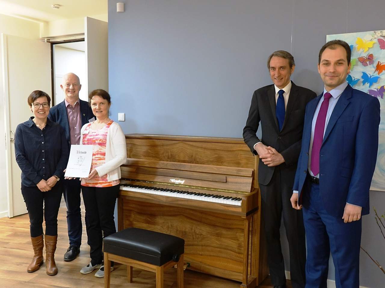 Nadine Graßmel: (v.l.n.r.) Franziska Dorn vom Kirchenkreis Niederlausitz, Seelsorger Johannes Lorenz, Pflegedienstleiterin Karin Keller, Kantor Focko Hinken und Victor Mitriukhin vom Pianohersteller Niendorf in Luckenwalde bei der Übergabe des Pianos.