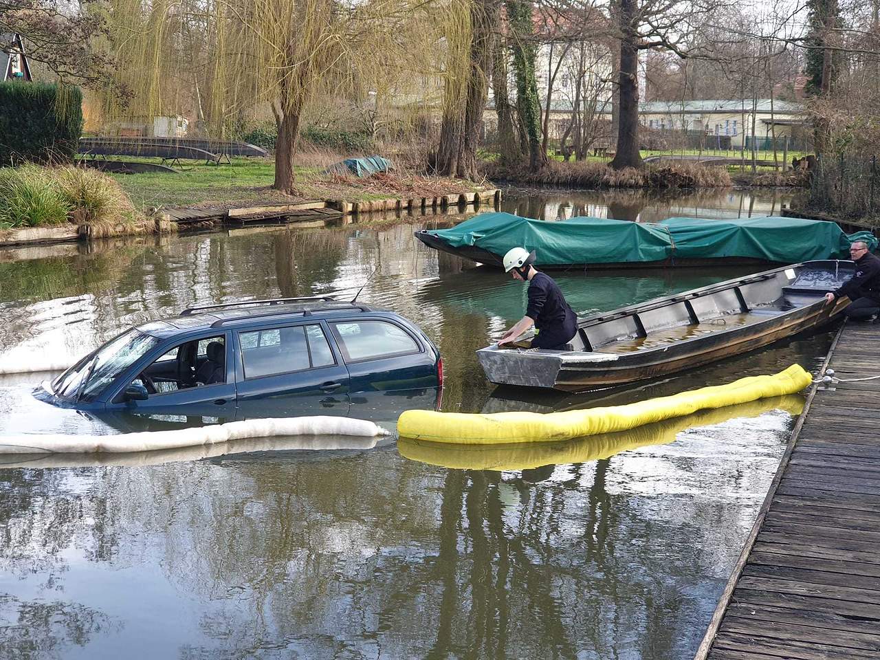 Spreewald: Auto rollt in Lübbenau ins Hafenbecken; Foto: Feuerwehr Lübbenau Spreewald: Auto rollt in Lübbenau ins Hafenbecken; Foto: Feuerwehr Lübbenau