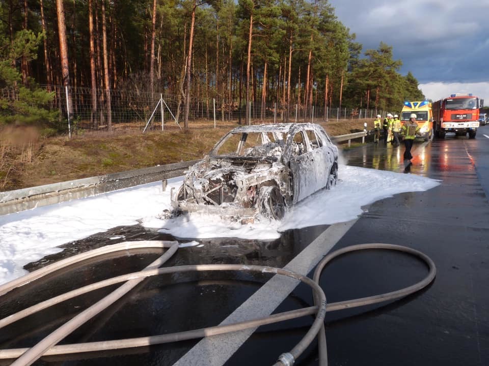 PKW-Brand auf der A15 zwischen Cottbus und Vetschau; Foto: Feuerwehr Stadt Cottbus